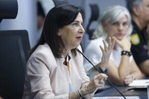 La ministra de Defensa, Margarita Robles, interviene durante su visita este viernes al Cuartel General de la Unidad Militar de Emergencias, donde ha mantenido una videoconferencia con los diferentes Batallones de Intervención de Emergencias. EFE/ Chema Moya