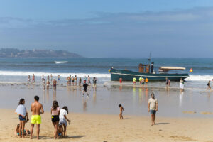 Los bañistas de la playa de Playa América en Nigrán se vieron sorprendidos al descubrir un antiguo vapor varado en la arena. EFE / Salvador Sas