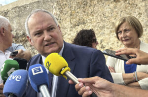 El ministro de Industria, Jordi Hereu, atiende a los medios durante su visita este viernes al tramo de la muralla medieval de Avilés recientemente recuperado y al entorno del casco histórico. EFE/Paco Paredes