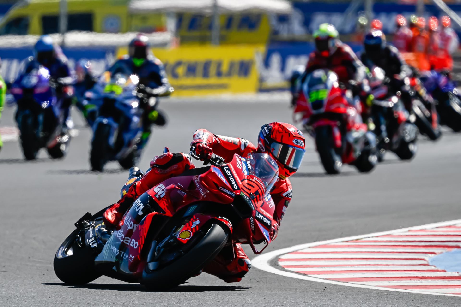 El piloto español Marc Márquez, líder del destacado del Mundial de MotoGP, en Balatonfokajar, Hungría, en primera posición. EFE/EPA/Tamas Vasvari