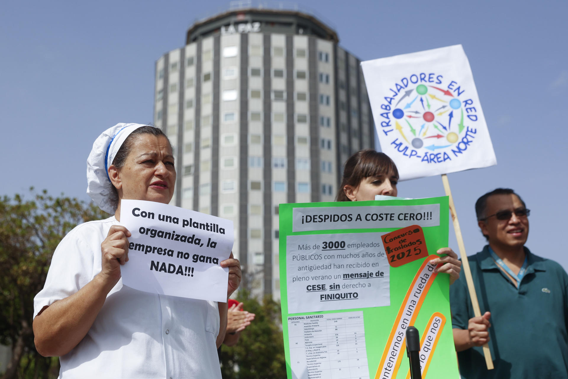 El Sindicato de Trabajadores en Red (TERE) ha convocado una huelga de veinticuatro horas en el Hospital La Paz, desde las 8 de la mañana de este martes, 26 de agosto, a la misma hora del miércoles 27, para llamar la atención sobre "la dramática falta de personal" que sufre ese hospital en verano. En la imagen, profesionales del centro durante la concentración celebrada este martes a las puertas del hospital. EFE/Mario Morón
