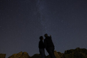 Imagen de archivo (13/08/2023) de dos personas observando el cielo para observar alguna estrella fugaz en la madrileña sierra de Guadarrama.
EFE/ Borja Sánchez-Trillo