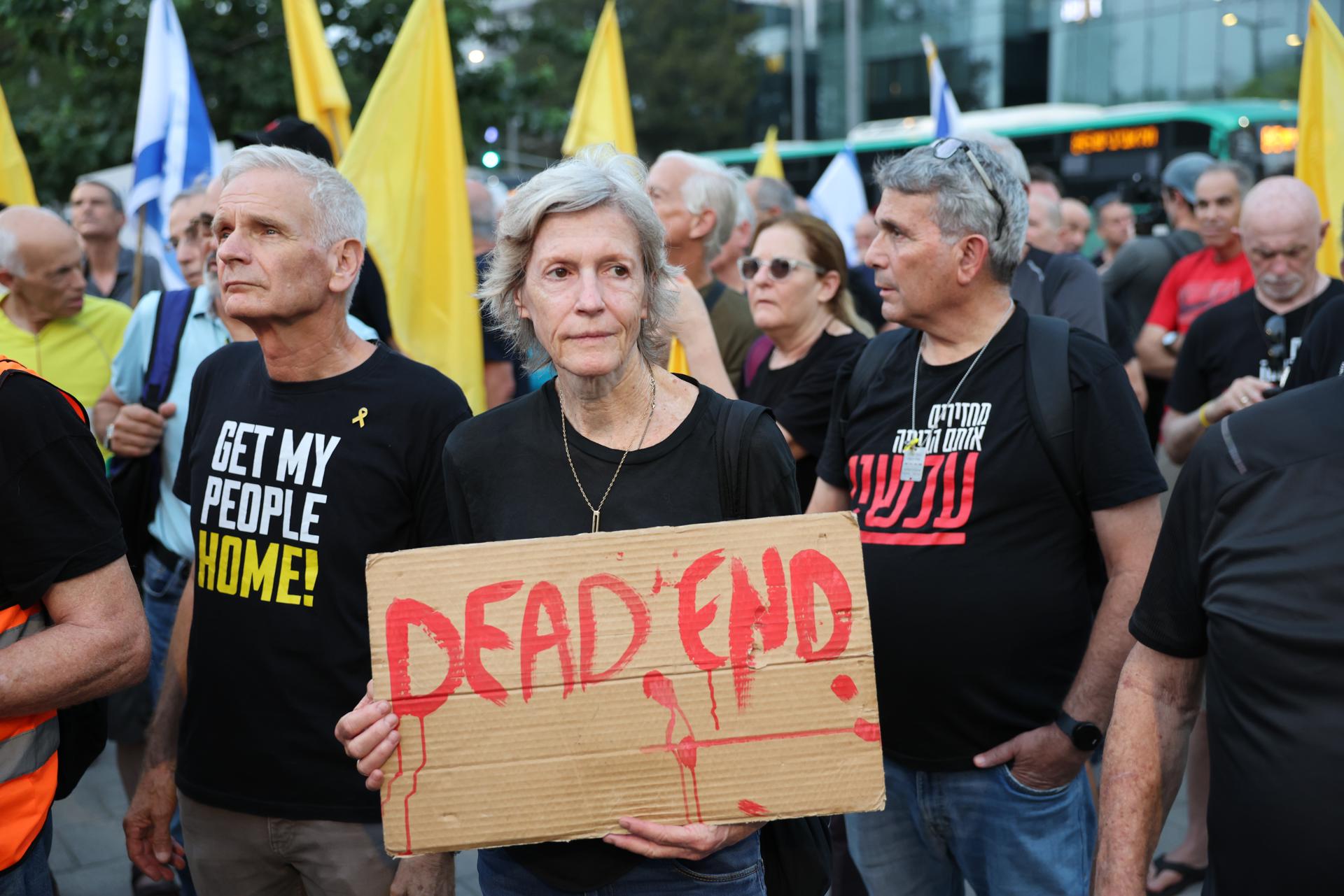 Reservistas y pilotos retirados de la Fuerza Aérea de Israel fueron captados este martes, 12 de agosto, al exigir el final de la guerra y el retorno de los rehenes en manos de Hamás, frente a la sede militar de Kirya, en Tel Aviv (Israel). EFE/Abir Sultan