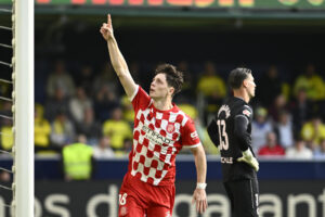 Imagen de archivo del checo Ladislav Krejci (i) en plena celebración del segundo gol del Girona en un partido de LaLiga contra el Villarreal. EFE/ Andreu Esteban