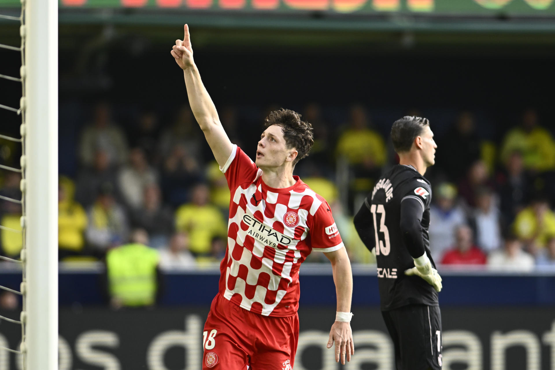 Imagen de archivo del checo Ladislav Krejci (i) en plena celebración del segundo gol del Girona en un partido de LaLiga contra el Villarreal. EFE/ Andreu Esteban