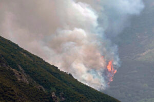 - Vista del incendio este jueves, cerca a Genestoso (Cangas del Narcea). EFE/ Paco Paredes