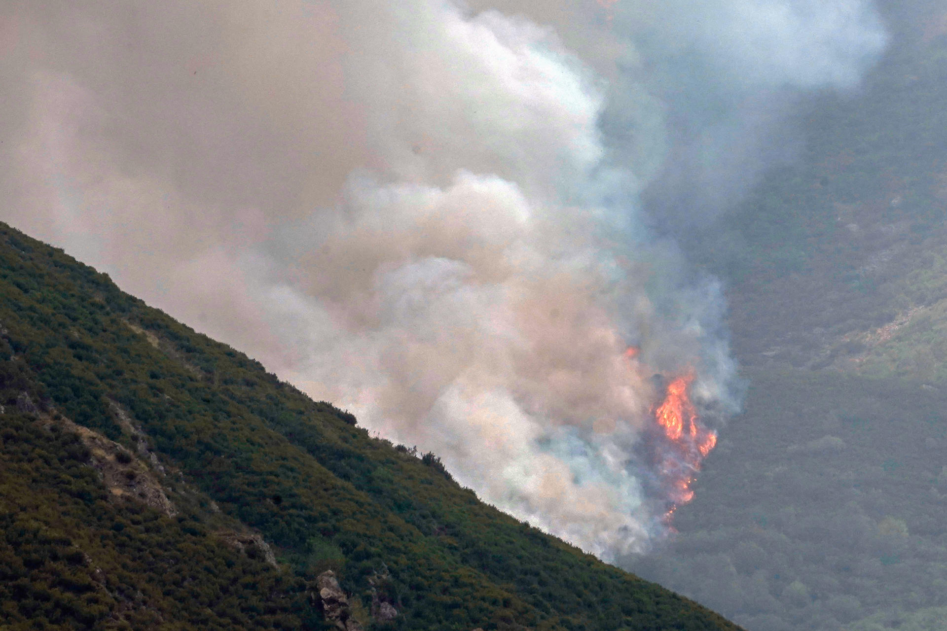 - Vista del incendio este jueves, cerca a Genestoso (Cangas del Narcea). EFE/ Paco Paredes