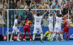 La selección española masculina de hockey sobre hierba peleará este sábado por el bronce en el Eurohockey 2025, donde se enfrentará a la selección francesa, tras caer este jueves ante Alemania (4-1) en las semifinales del Europeo disputado en Mönchengladbach (Alemania). EFE/EPA/RONALD WITTEK