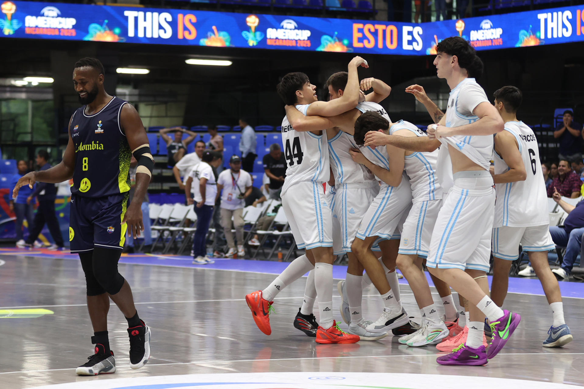 Los jugadores de Argentina celebran el triunfo ante Colombia en el partido de la FIBA AmeriCup 2025, en Managua (Nicaragua). EFE/STR

