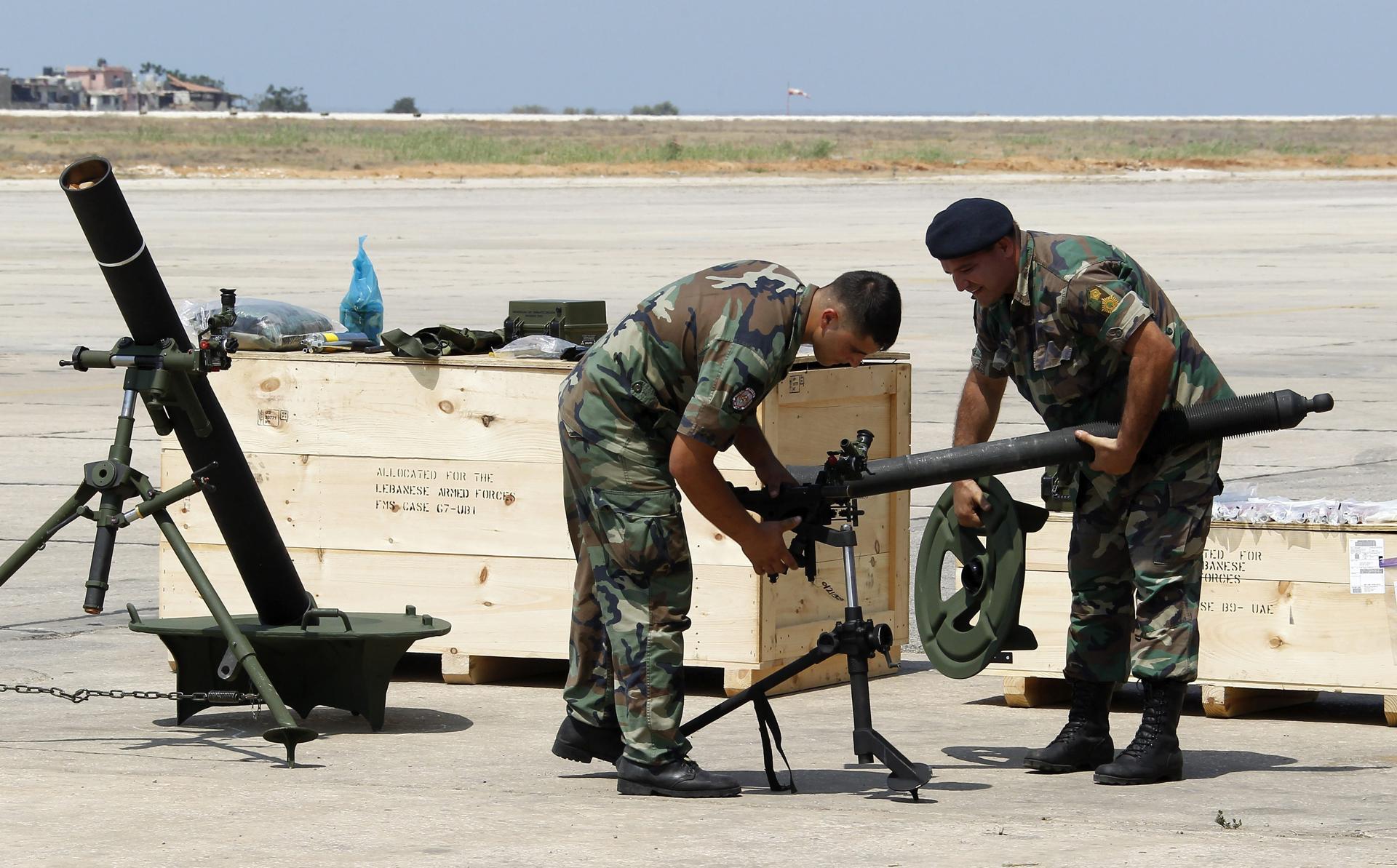 Foto archivo. Dos soldados libaneses inspeccionan un mortero. EFE/Nabil Mounzer