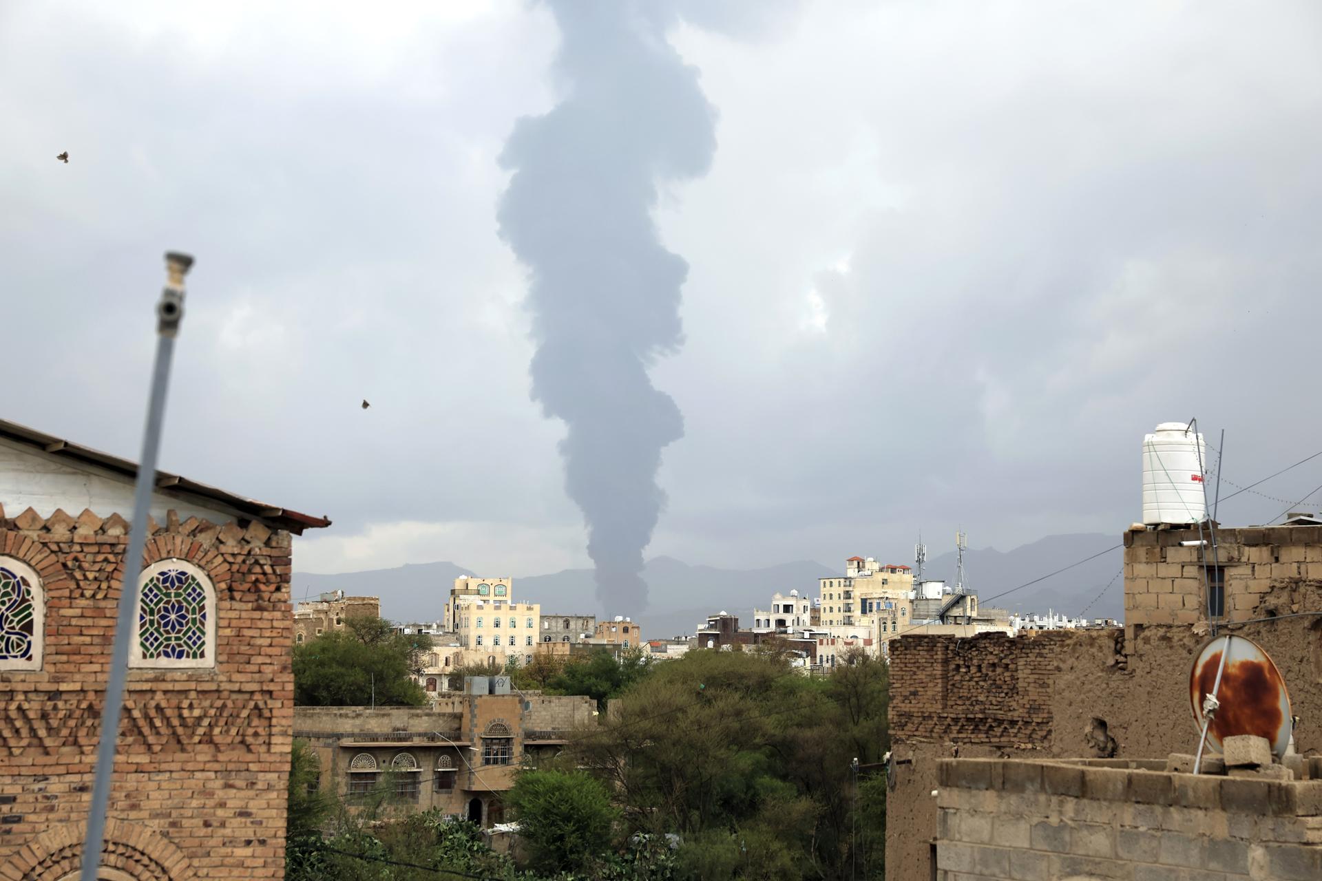 El humo se eleva tras los ataques israelíes en Saná, Yemen, 24 de agosto de 2025. EFE/EPA/YAHYA ARHAB