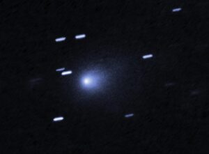 Imagen del cometa interestelar 3I/ATLAS tomada el pasado 21 de julio por el telescopio espacial Hubble. En el centro de la imagen se observa el cometa que parece dirigirse hacia la esquina inferior izquierda de la imagen. Crédito: NASA, ESA, D. Jewitt (UCLA), J. DePasquale (STScI)