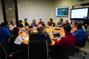 El presidente del Principado, Adrián Barbón y el consejero de Medio Ambiente, Alejandro Calvo presiden la reunión matinal celebrada este domingo en el Centro de Coordinación, en La Morgal. EFE/Paco Paredes