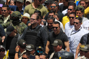 Fotografía del presidente de Ecuador, Daniel Noboa (c-d), durante una movilización en Quito (Ecuador). EFE/ José Jácome