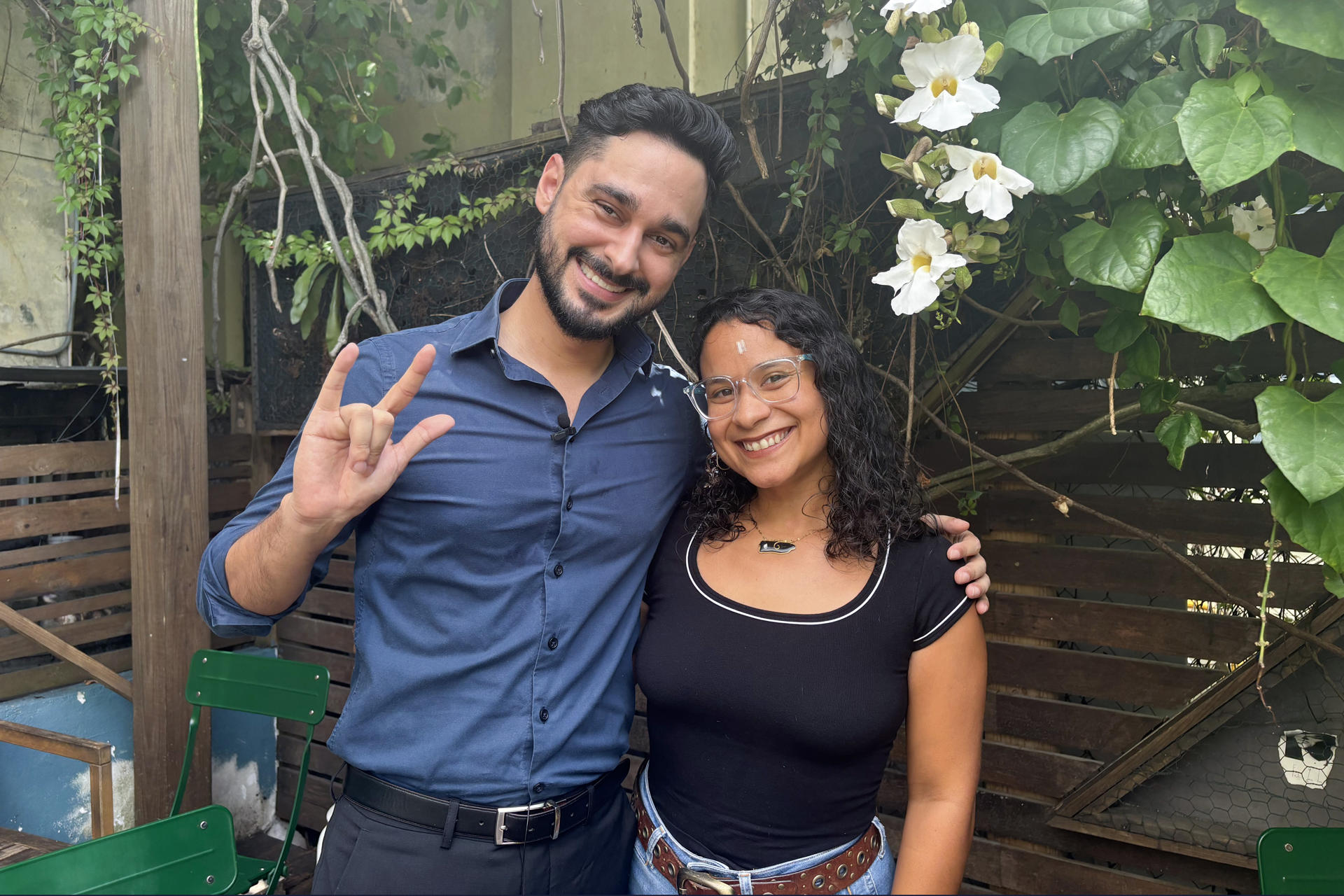 Fotografía del 14 de agosto de 2025 de Zoé Marie Rodríguez, con discapacidad auditiva, junto al intérprete José de Jesús Rosado posando durante una entrevista con EFE en San Juan (Puerto Rico). EFE/ Esther Alaejos
