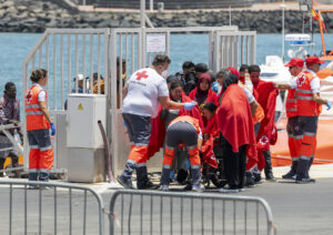 La Salvamar Al Nair rescató a 38 inmigrantes de origen magrebí y subsahariano, entre ellos siete mujeres y dos adolescentes localizados a bordo de una lancha neumática 40 kilómetros al este de Lanzarote. EFE/ Adriel Perdomo