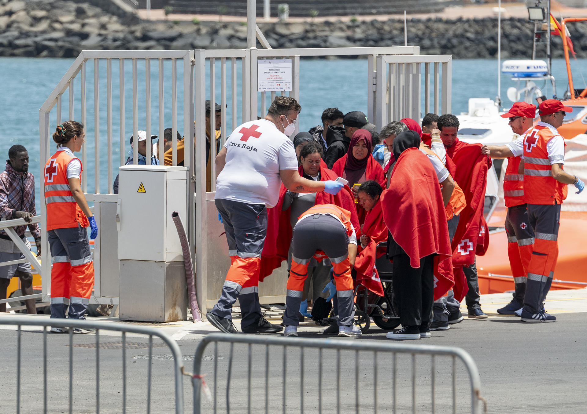 La Salvamar Al Nair rescató a 38 inmigrantes de origen magrebí y subsahariano, entre ellos siete mujeres y dos adolescentes localizados a bordo de una lancha neumática 40 kilómetros al este de Lanzarote. EFE/ Adriel Perdomo
