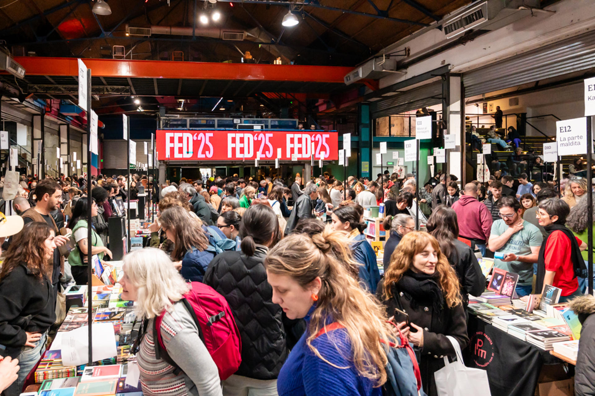 Fotografía cedida por la Federación de Editores donde se ven personas visitando la Feria de Editores (FED) 2025 este jueves, en Buenos Aires (Argentina). EFE/ Federación de Editores
