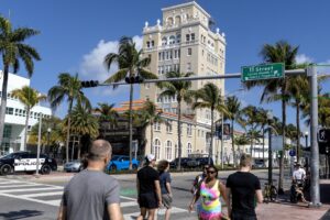 Personas caminan por una calle de Miami Beach, en una fotografía de archivo. EFE/CRISTOBAL HERRERA-ULASHKEVICH
