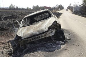 Vehículo calcinado ayer miércoles por el incendio forestal de Abejera (Zamora). EFE/Mariam A. Montesinos