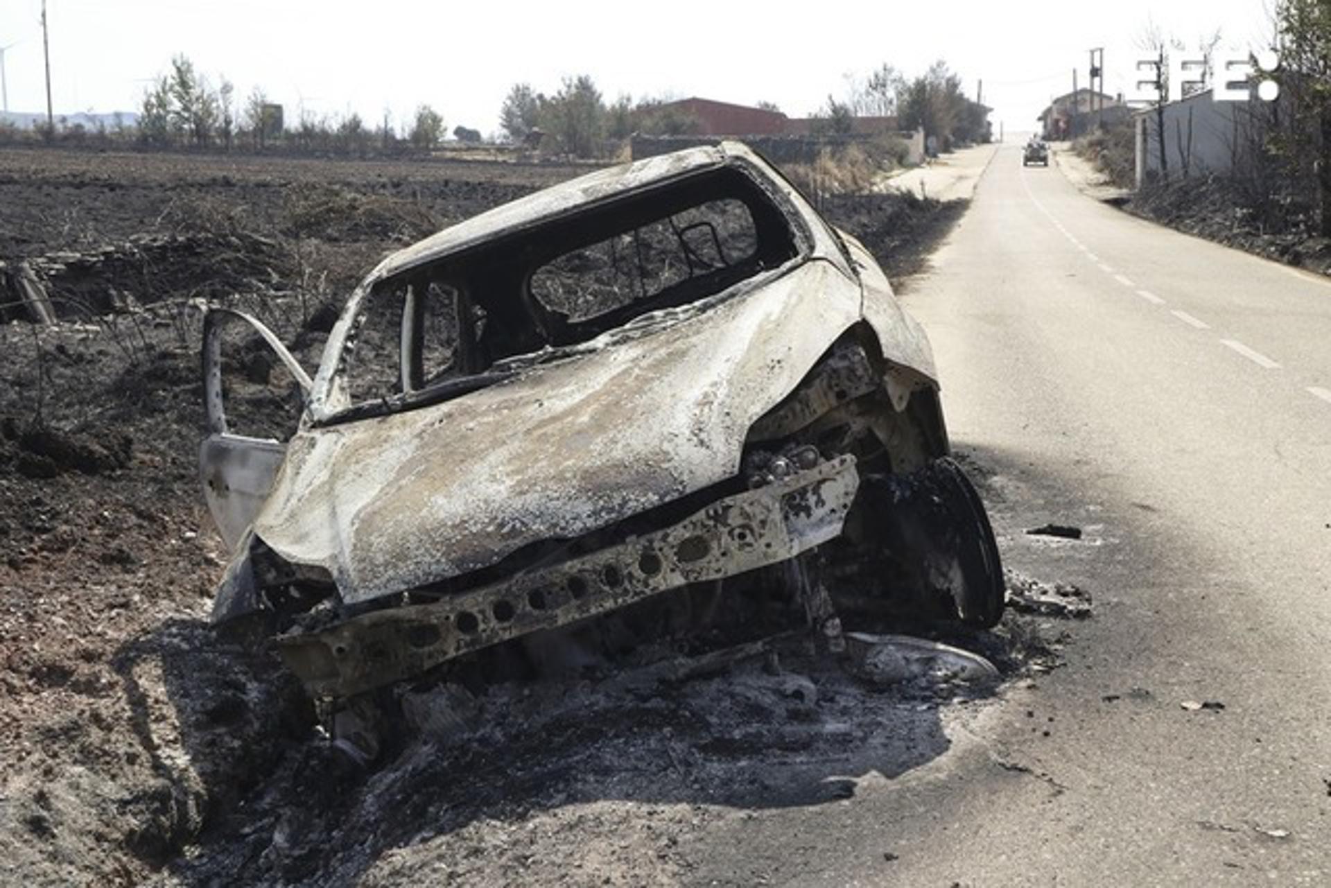 Vehículo calcinado ayer miércoles por el incendio forestal de Abejera (Zamora). EFE/Mariam A. Montesinos