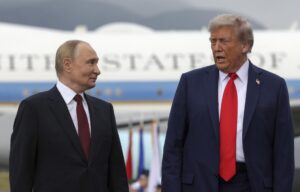 El presidente de Estados Unidos, Donald Trump, y su homólogo de Rusia, Vladímir Putin, posan en Anchorage (Alaska). EFE/Gabrill Grigorov/Sputnik/Kremlin