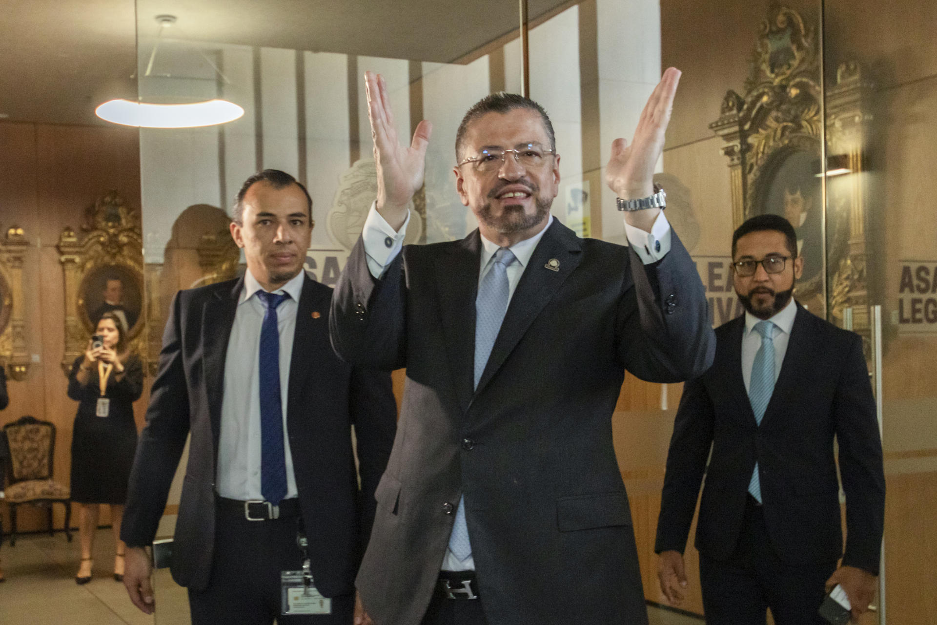 El presidente de Costa Rica, Rodrigo Chaves, saluda a su llegada este viernes, para comparecer ante una comisión de la Asamblea Legislativa y exponer sus argumentos acerca de una acusación penal por manejo irregular de fondos, en San José (Costa Rica). EFE/ Alexander Otarola