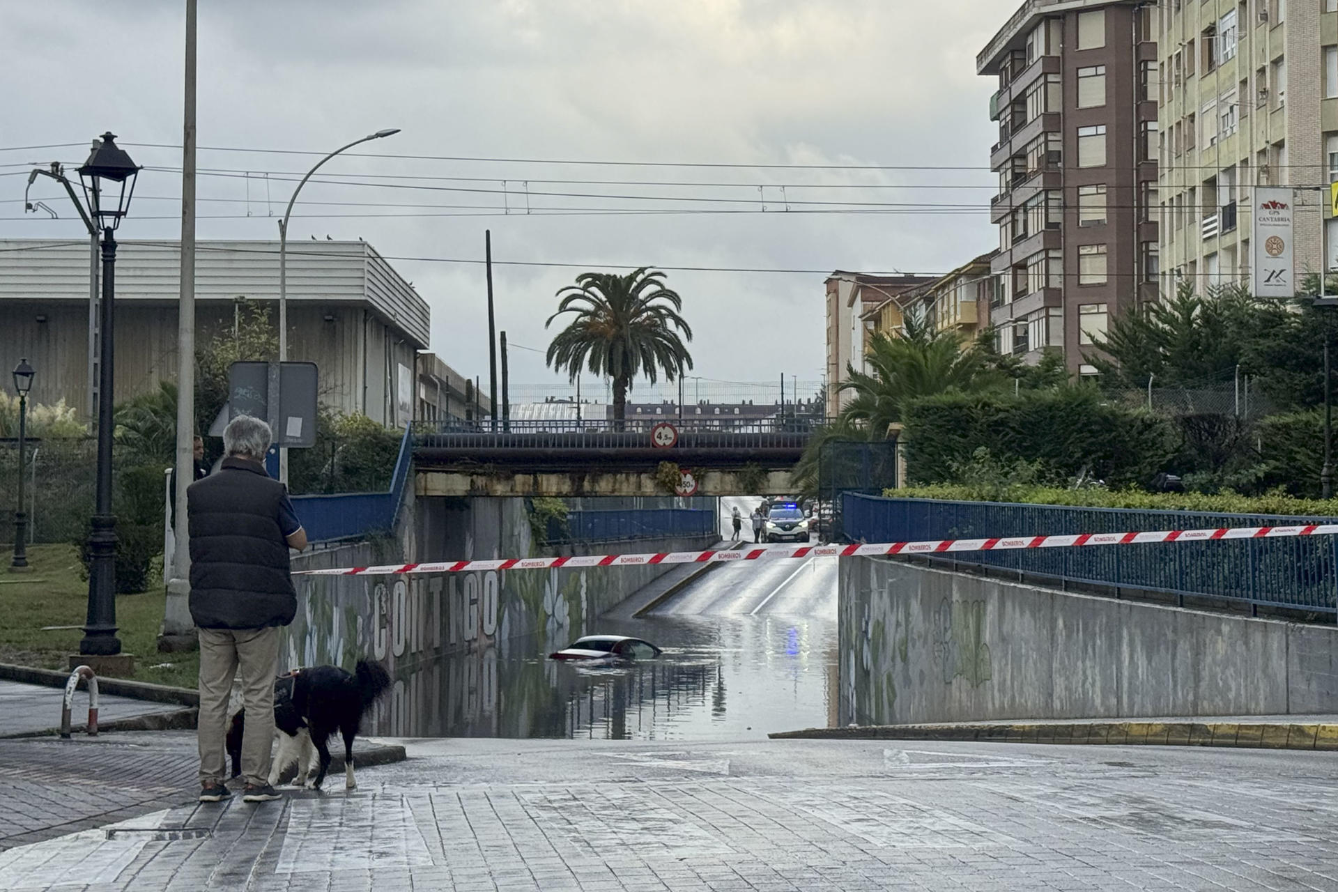 Pasadizos y carreteras anegadas e inservibles en la localidad de Maliaño, en Camargo (Cantabria), este jueves. EFE/Celia Agüero Perera