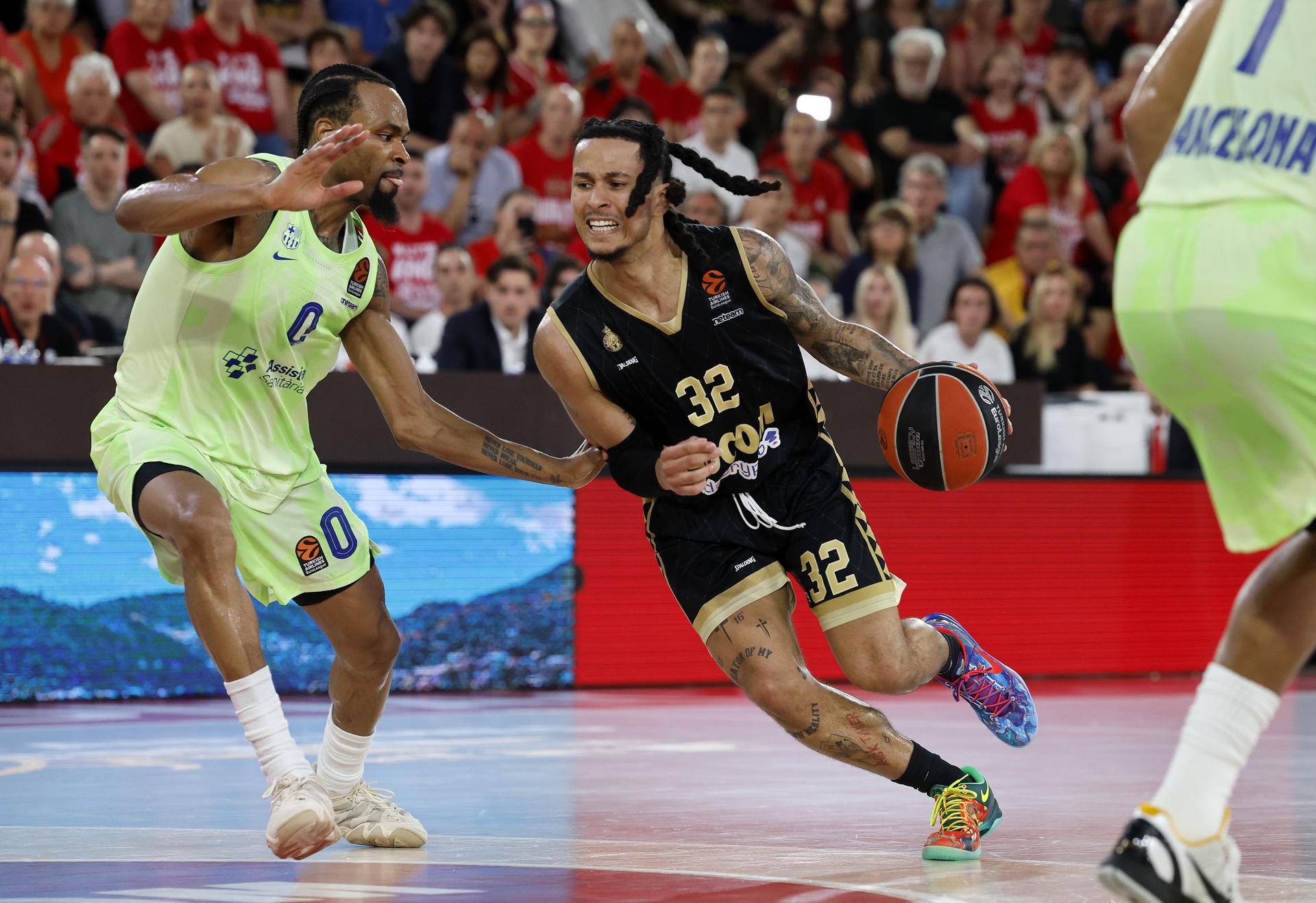 El jugador Matthew Strazel (d), del AS Monaco, junto a Kevin Punter, del Barcelona, en foto de archivo de SEBASTIEN NOGIER. EFE/EPA