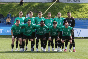 Jugadores del Deportivo LSM forman antes del partido de la categoría D ante Academia en el estadio Parque Palemo en Montevideo. EFE/Gastón Britos