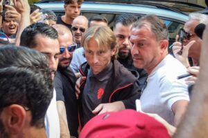 Fotografía de Matteo Corner, en la que puede verse en una imagen de archivo del pasado 4 de agosto al futbolista croata del Milan Luka Modric. EFE