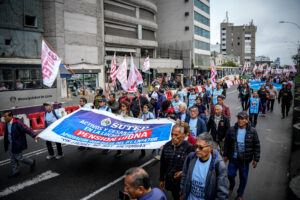 Integrantes del Sindicato Unitario de Trabajadores de la Educación (Sutep) marchan hacia el Congreso para exigir pensiones dignas, este 20 de agosto de 2025, en Lima (Perú). EFE/ John Reyes Mejia
