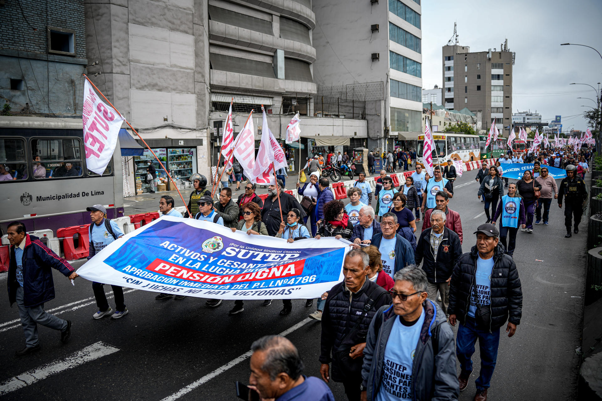 Integrantes del Sindicato Unitario de Trabajadores de la Educación (Sutep) marchan hacia el Congreso para exigir pensiones dignas, este 20 de agosto de 2025, en Lima (Perú). EFE/ John Reyes Mejia