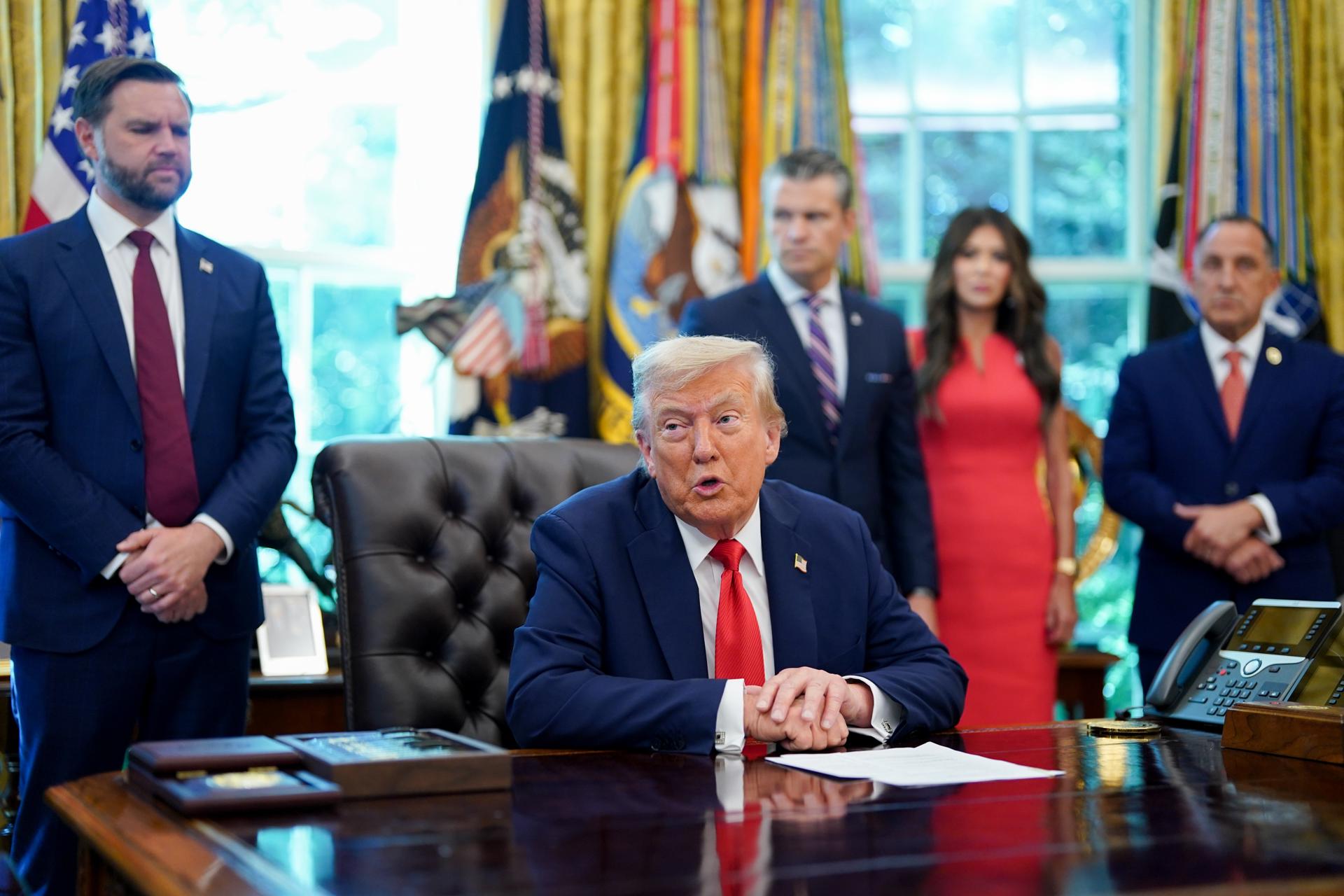 El presidente de Estados Unidos, Donald Trump, habla durante la firma de una orden ejecutiva en la Oficina Oval de la Casa Blanca en Washington. EFE/EPA/AL DRAGO / POOL