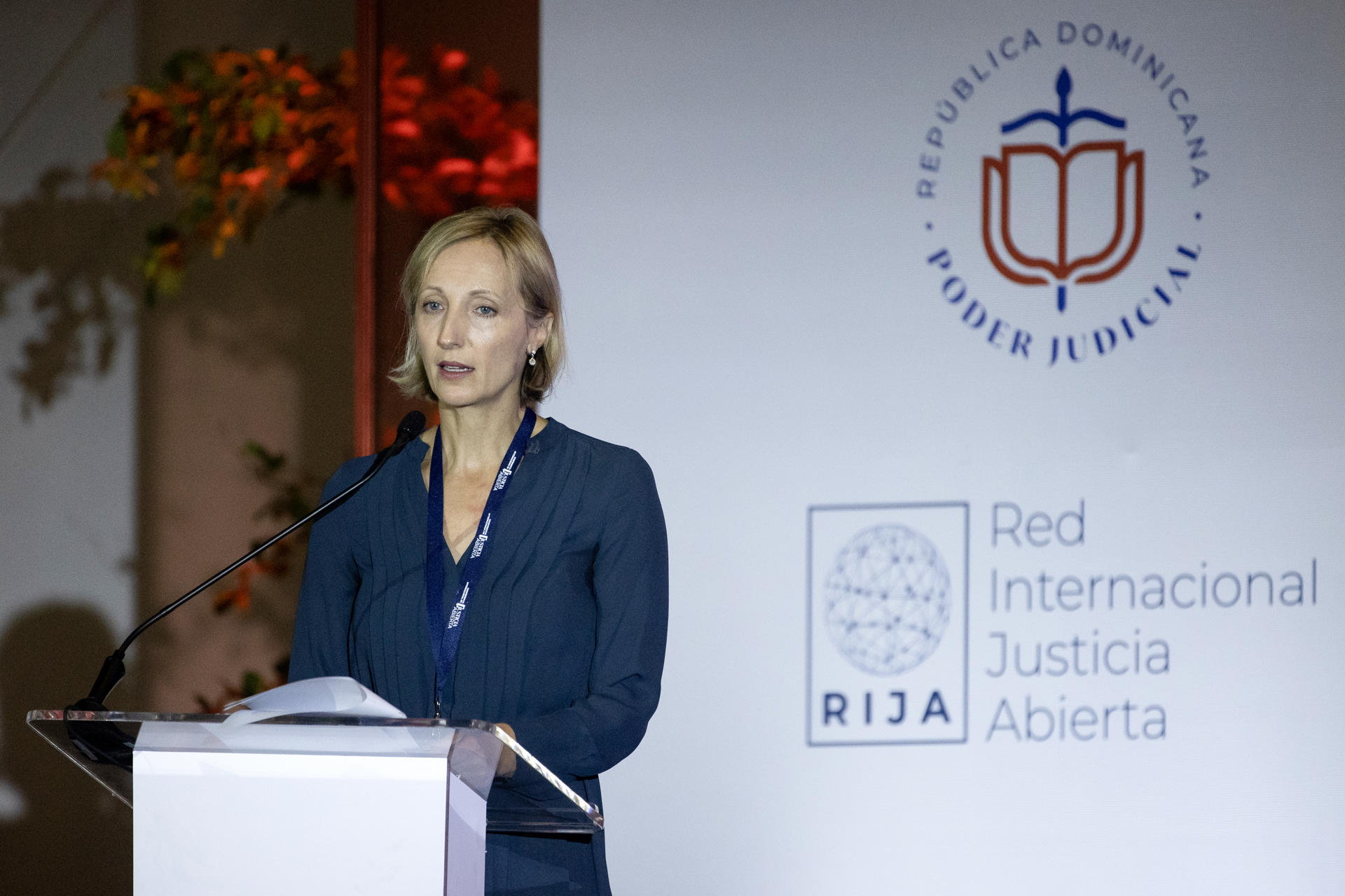 La representante de la Alianza para el Gobierno Abierto (OGP), Adna Karamehic-Oates, habla en la ceremonia inaugural de la Primera Conferencia Internacional de Justicia Abierta este miércoles, en Santo Domingo (República Dominicana).  EFE/Orlando Barría