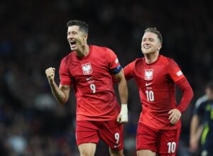Robert Lewandowski (i) celebra un gol con la selección polaca. EFE/EPA/ROBERT PERRY