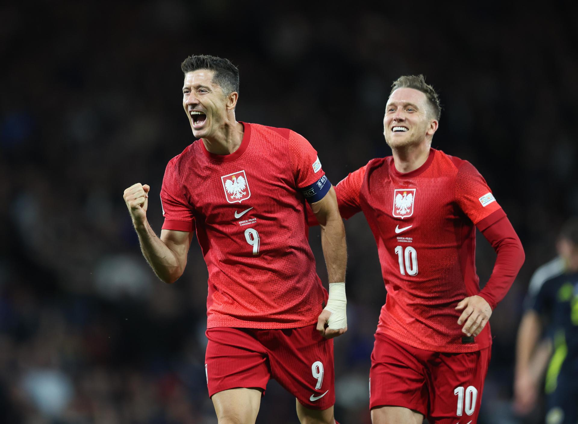 Robert Lewandowski (i) celebra un gol con la selección polaca. EFE/EPA/ROBERT PERRY