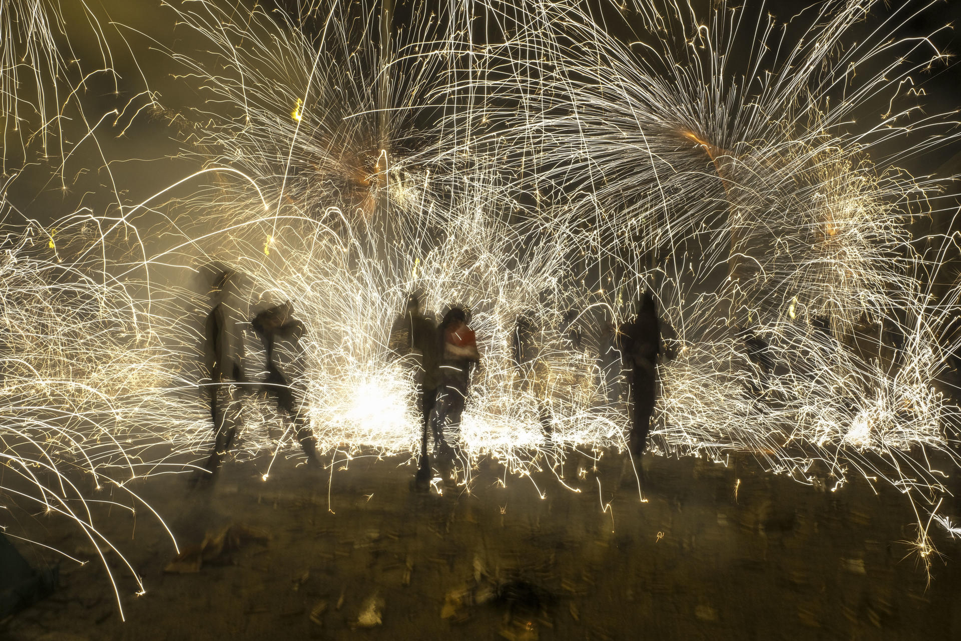 Participantes en la guerra de carretillas que se celebra al final de la Nit de l'Albà. La ciudad de Elche ha vivido esta noche una de sus Nit de l'Albà más espectaculares y multitudinarias, marcada por el lanzamiento de 9.283,13 kilos de material pirotécnico, una cifra récord que supone 731,95 kilos más que en 2024. EFE/Pablo Miranzo