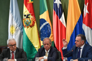 El ministro de Relaciones Exteriores de Uruguay, Mario Lubetkin (i); el secretario general de la Asociación Latinoamericana de Integración (Aladi), Sergio Abreu (c), y el presidente de Uruguay, Yamandu Orsi, hablan durante la celebración del 45° aniversario de la Aladi este viernes, en Montevideo (Uruguay). EFE/ Federico Gutiérrez