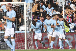 El delantero del Celta Borja Iglesias (2d) celebra el gol del empate ante el Villarreal en el partido de LaLiga disputado este domingo en el estadio Balaidos de Vigo. EFE / Salvador Sas