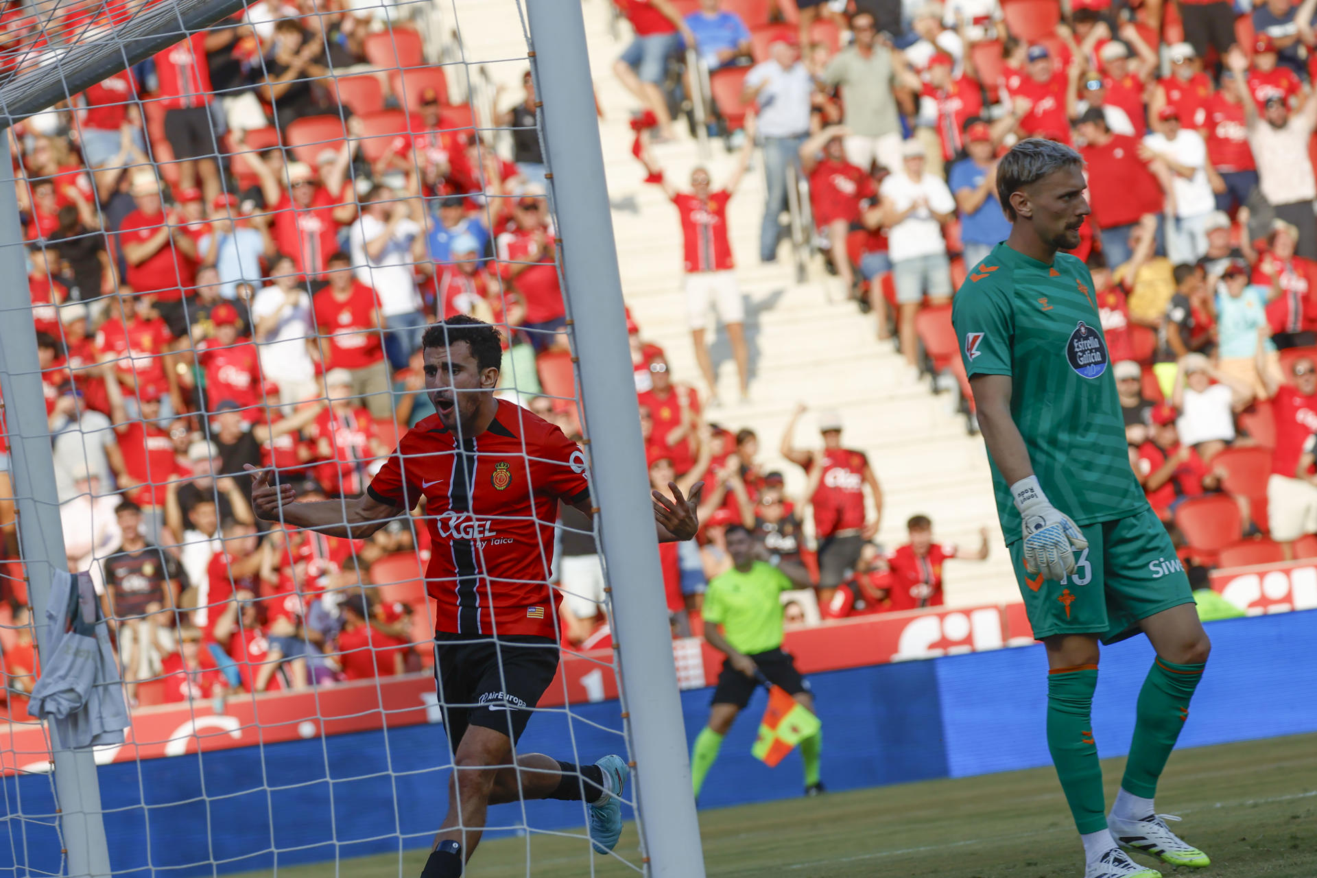 El defensa del Mallorca Mateu Morey (i) celebra tras marcar ante el Celta, durante el partido de la segunda jornada de LaLiga EA Sports que RCD Mallorca y Celta de Vigo disputaron en el estadio de Son Moix, en Palma de Mallorca. EFE/Cati Cladera
