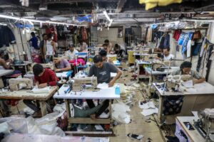 Trabajadores indios laboran en un taller de Red Fashion Textile que fabrica prendas en el área de Dharavi de Mumbai, India, el 7 de agosto de 2025. EFE/EPA/Divyakant Solanki