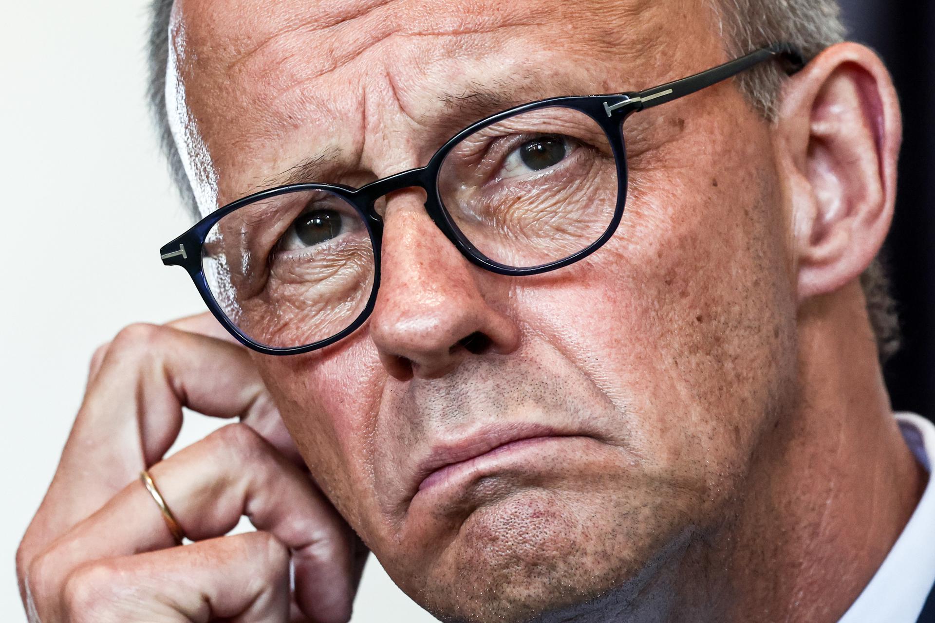 El canciller alemán Friedrich Merz asiste a una conferencia de prensa con el presidente ucraniano Volodymyr Zelensky (no visto) después de una videollamada con otros jefes de estado antes de una cumbre entre los líderes de EE.UU. y Rusia, en Berlín, Alemania, 13 de agosto de 2025. (Alemania, Ucrania) EFE/EPA/FILIP SINGER