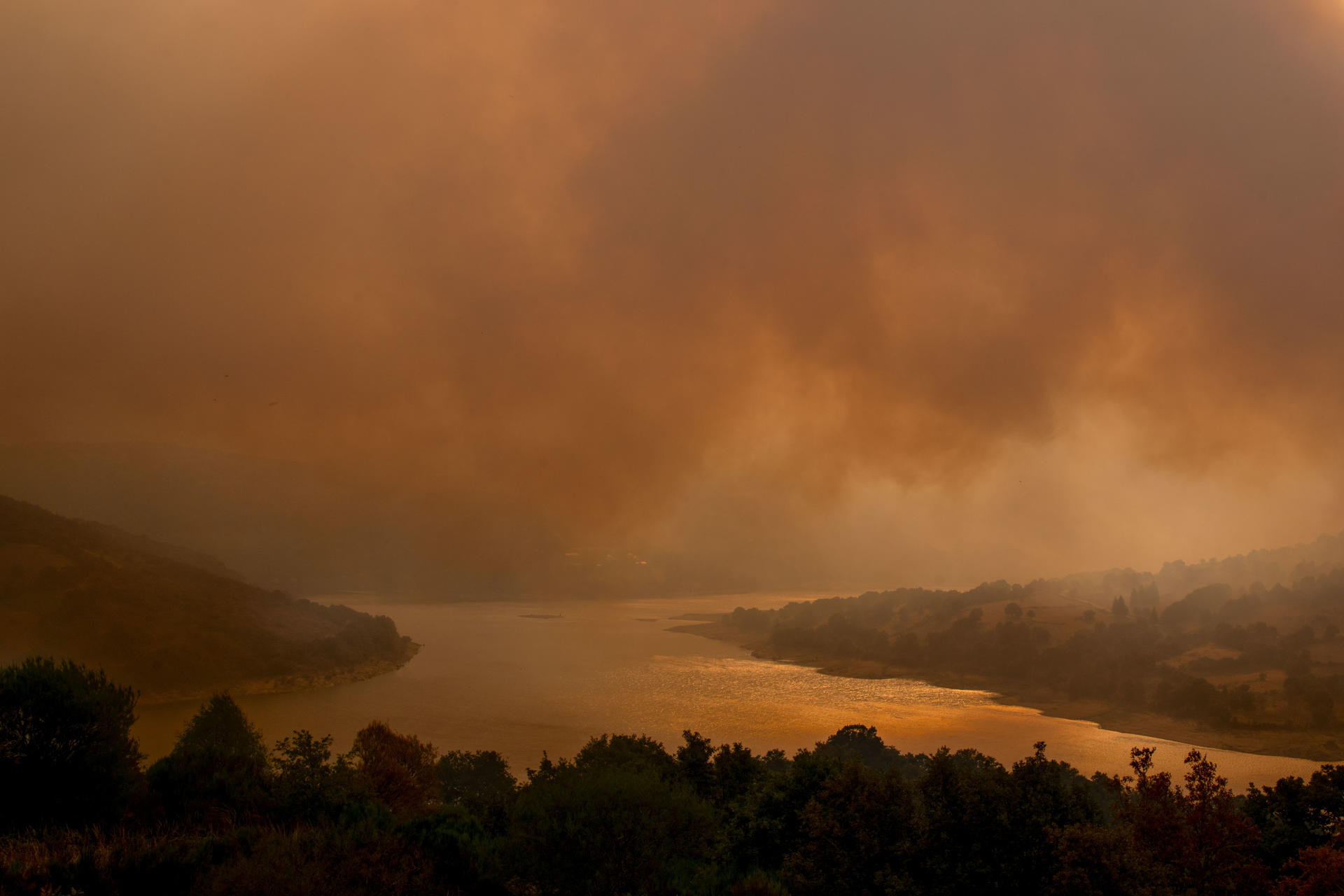 Vista del incendio forestal que permanece activo este domingo por la noche en la localidad de Chandrexa de Queixa (Ourense) este martes. EFE / Brais Lorenzo
