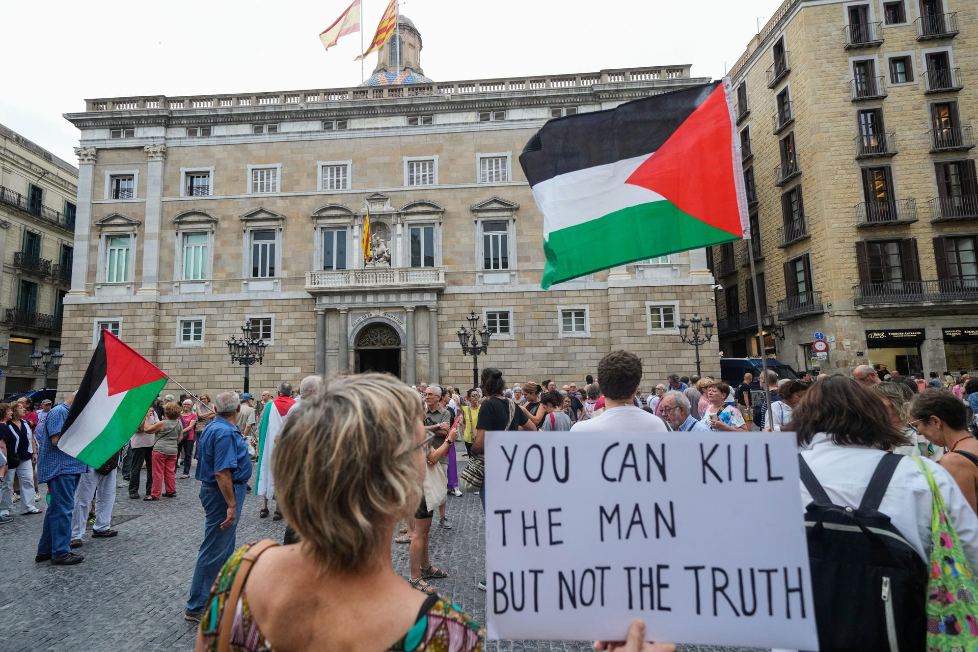 Un momento de una concentración bajo el lema: "No nos silenciarán, no dejaremos de informar", para denunciar el asesinato de periodistas en Gaza, este miércoles en Barcelona. EFE/Alejandro García
