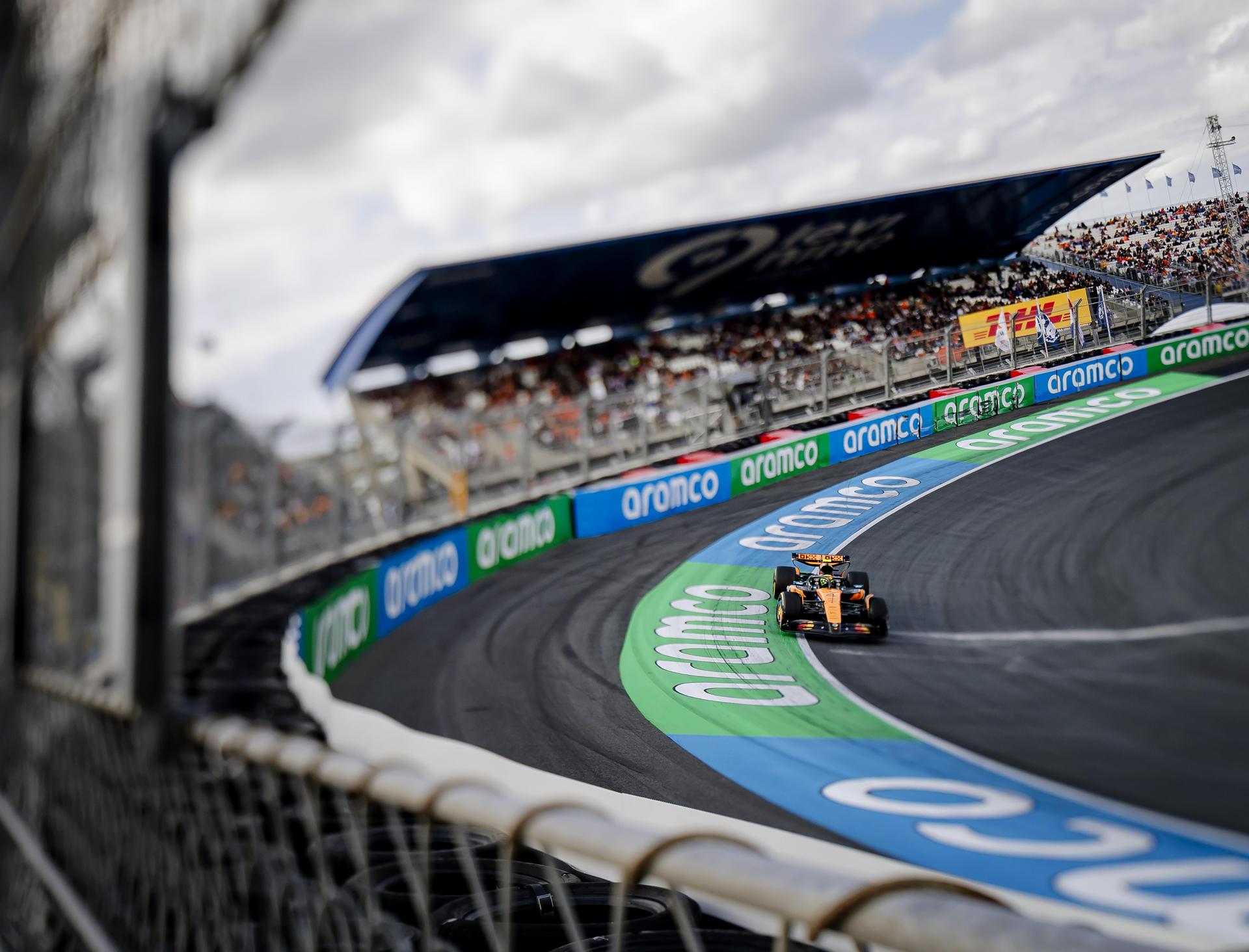 Zandvoort (Países Bajos), 29/08/2025.- El inglés Lando Norris (McLaren), que marcó el mejor tiempo este viernes en los entrenamientos libres del Gran Premio de Países Bajos, el decimoquinto del Mundial de Fórmula Uno, en el circuito de Zandvoort. EFE/EPA/SEM VAN DER WAL