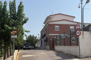 Acuartelamiento de la Guardia Civil en la localidad de Llíria (Valencia) donde agentes de este cuerpo han detenido a un hombre de 57 años por encerrar y violar a su pareja en su domicilio durante 12 días y someterla a un control constante para impedir su huida. EFE/Raquel Segura