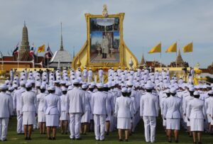 Imagen de archivo que muestra un saludo al retrato del rey tailandés, Maha Vajiralongkorn, durante un juramento de lealtad en Bangkok el 28 de julio de 2023, coincidiendo con su cumpleaños. EFE/EPA/NARONG SANGNAK