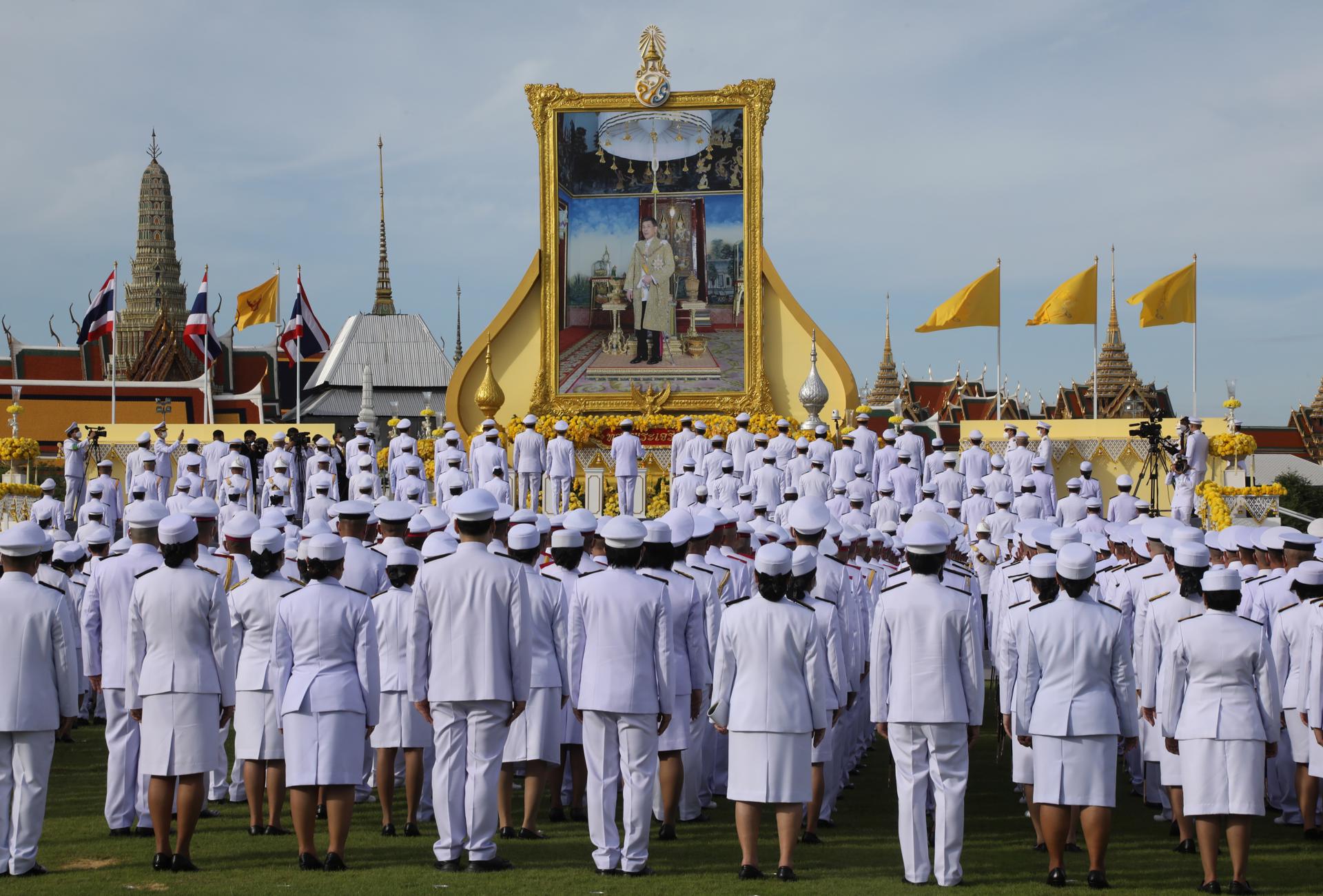 Imagen de archivo que muestra un saludo al retrato del rey tailandés, Maha Vajiralongkorn, durante un juramento de lealtad en Bangkok el 28 de julio de 2023, coincidiendo con su cumpleaños. EFE/EPA/NARONG SANGNAK