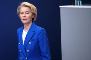 Imagen de archivo de la presidenta de la CE, Ursula von der Leyen, en Bruselas, Bélgica. EFE/EPA/OLIVIER MATTHYS